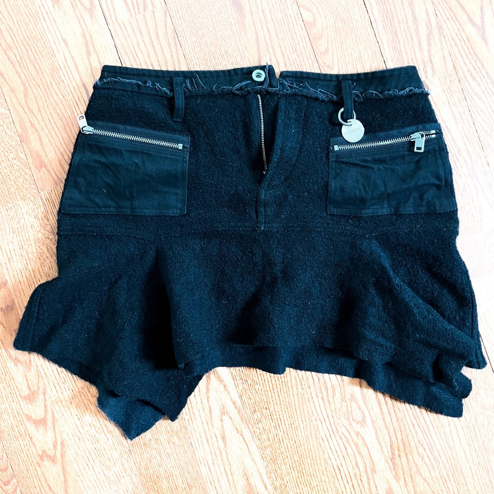 asymmetrical diesel
skirt with silver hardware. Size
30
W: 15.5"
H: 20.5"
L: 15"